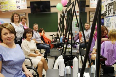 Ленинградцы осваивают парикмахерское искусство
